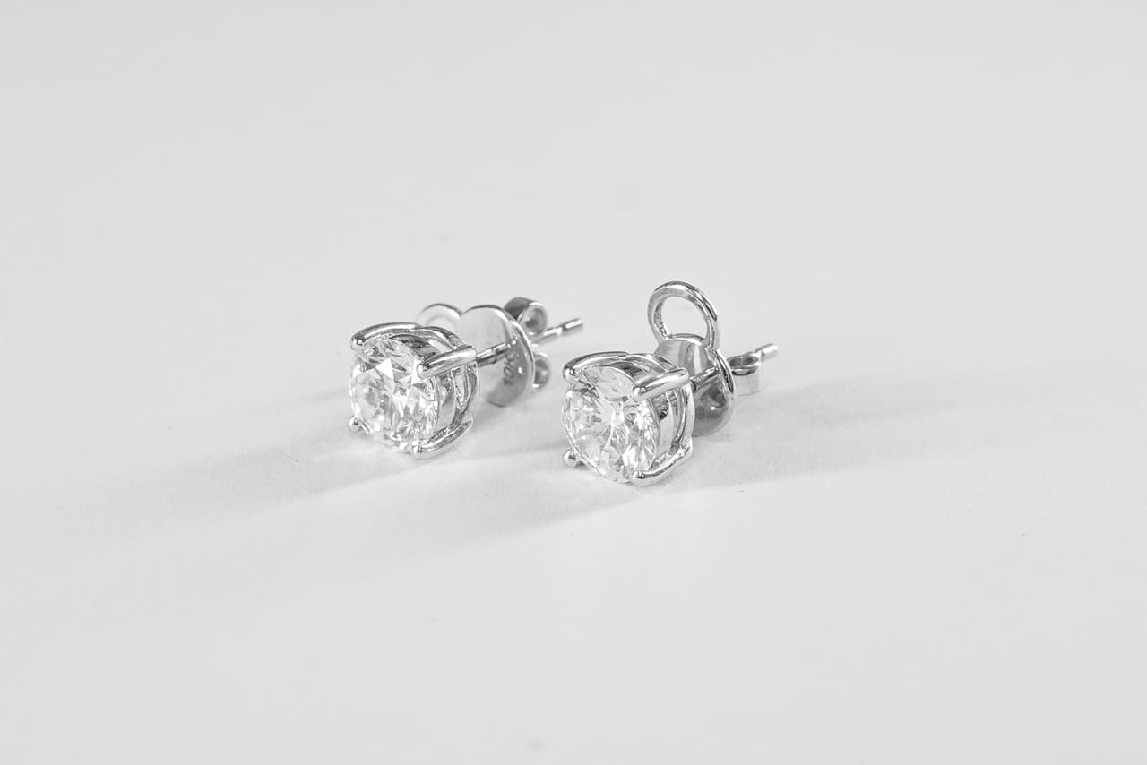 10ct White Gold Round-Cut Diamond Stud Earrings (4-Claw Setting)
