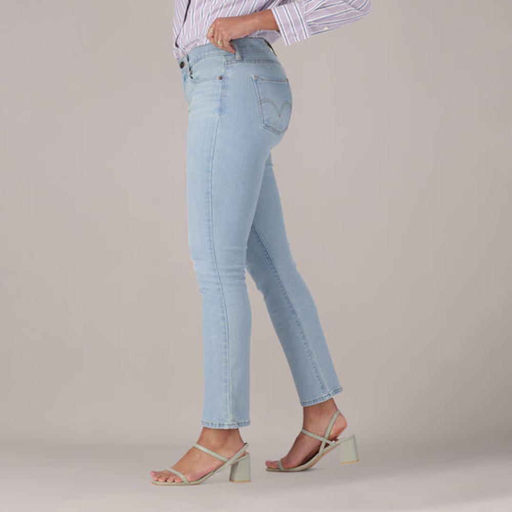 Levis Womens Curvy Straight Jeans In Medium Wash