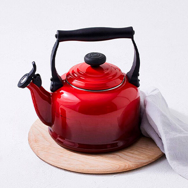 Le Creuset Traditional Kettle 2.1L With Max Line In Cerise