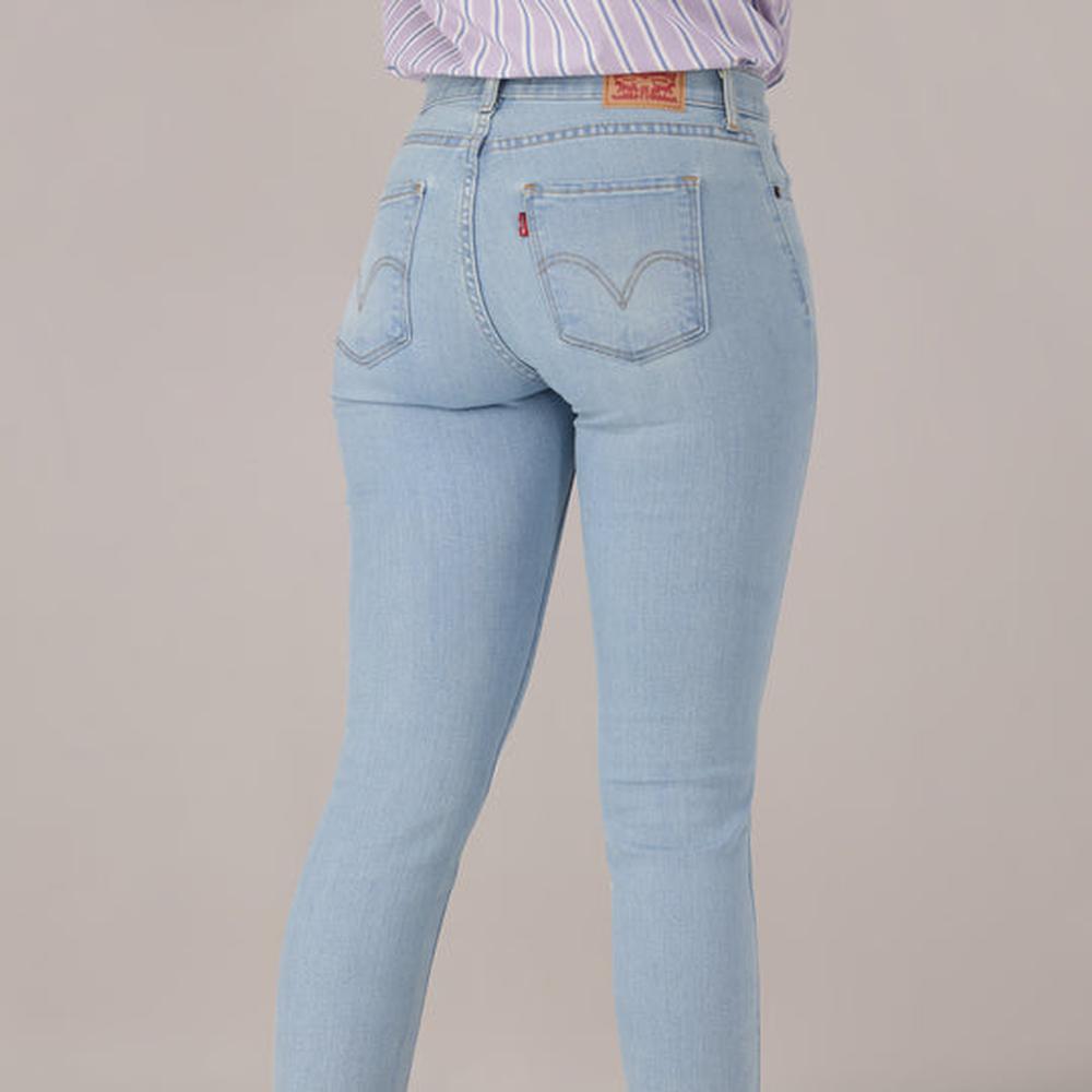 Levis Womens Curvy Straight Jeans In Medium Wash