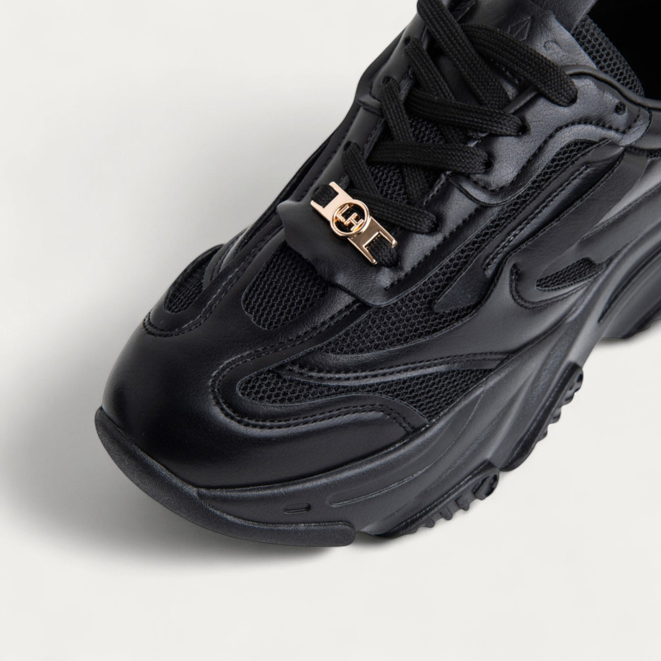 La Her Womens Sneakers In Black