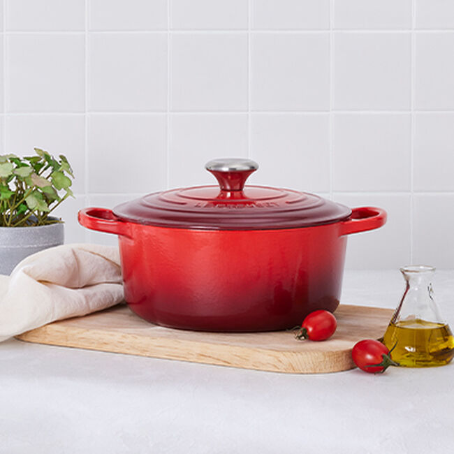 Le Creuset Round Cocotte Pot In Cerise