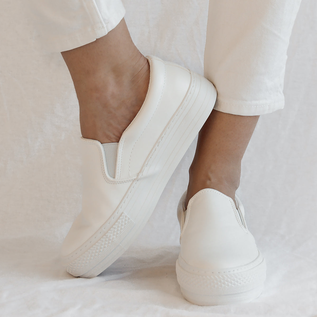 Savoy Ladies Flat Shoes In White