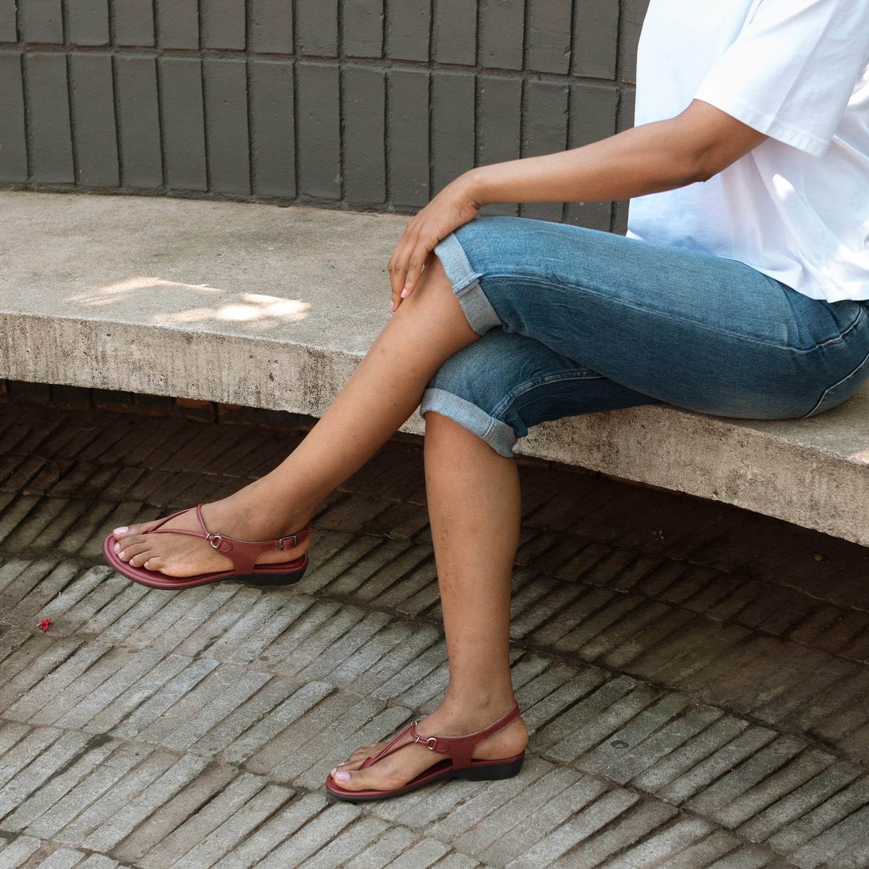 Froggie Ladies Lea Waxy Sandals In Red
