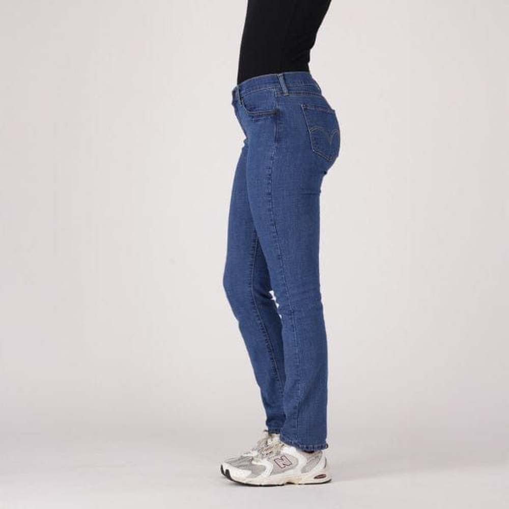 Levis Ladies Curvy Straight Jeans In Washed