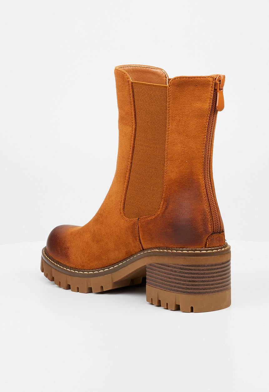 Miss Black Ladies Carter 1 Boots In Tan