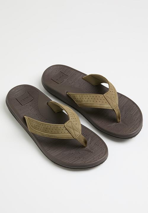 Hush Puppies Mens Strut Thong Sandals In Tan