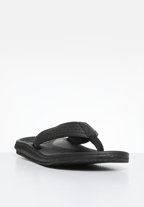 Hush Puppies Mens Strut Thong Sandals In Black