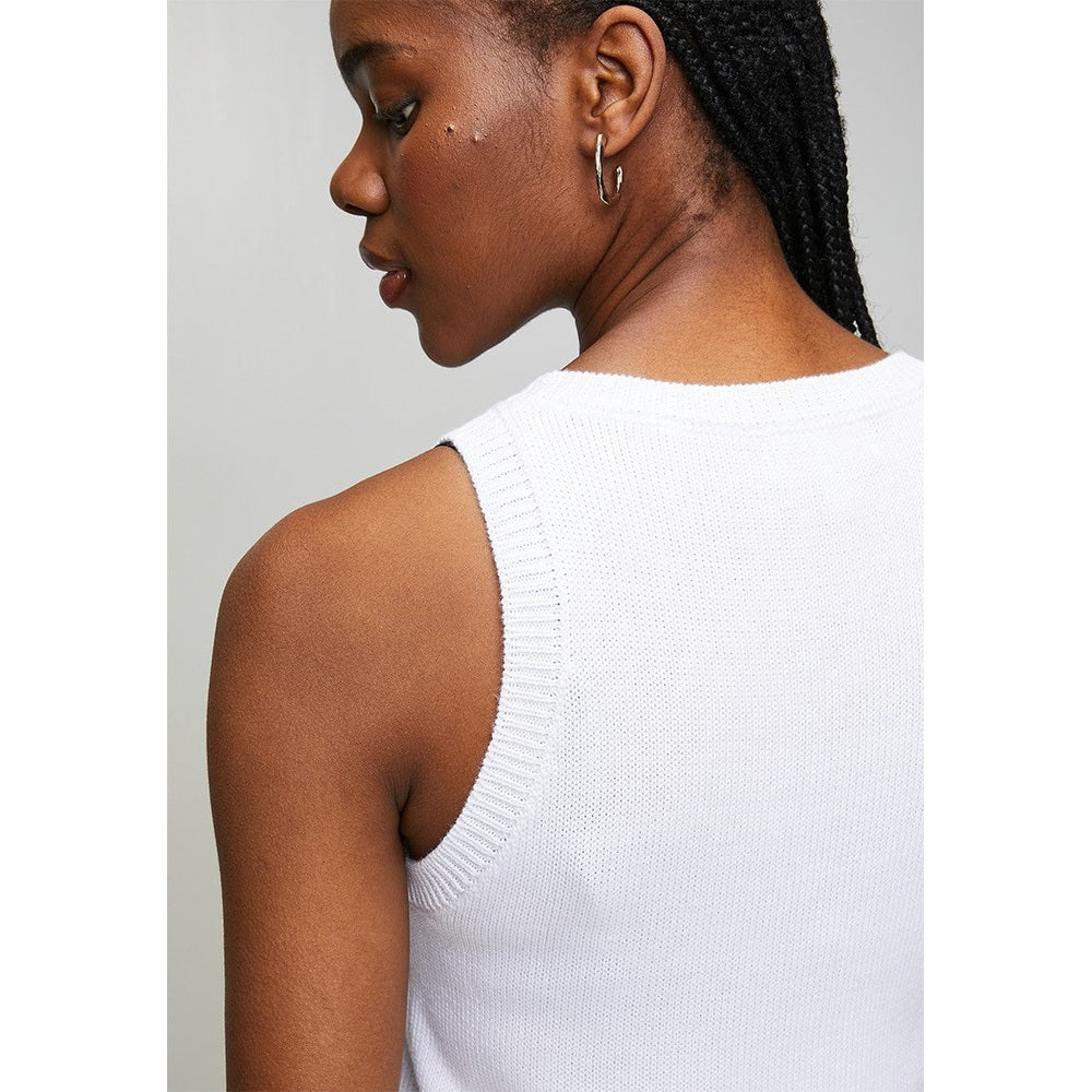 Stella Morgan Sleeveless Crew Neck With Scoop Knitwear Top In White
