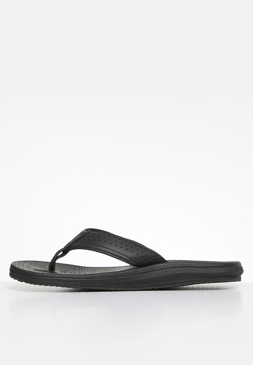 Hush Puppies Mens Strut Thong Sandals In Black