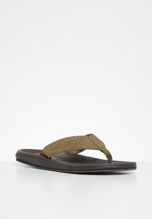 Hush Puppies Mens Strut Thong Sandals In Tan