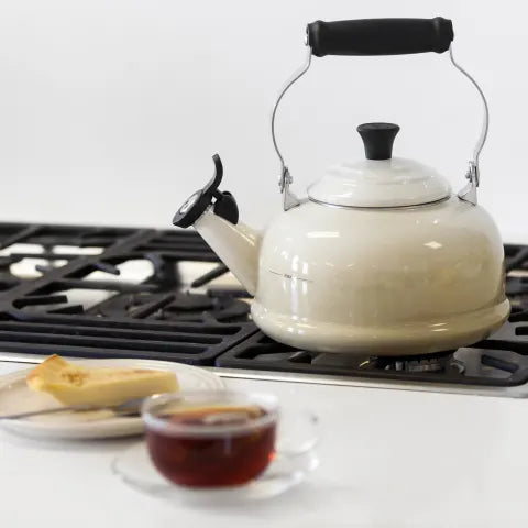 Le Creuset Classic Kettle Shell Pink